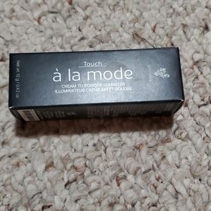 Younique Brand new luminizer